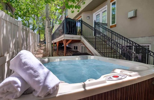 Gorgeous Modern Home! Hot Tub * Park * Near Skiing