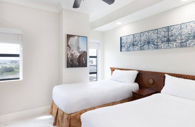 Gorgeous, Modern-Sleek 2-bedroom suite resort, 9 minutes from Universal