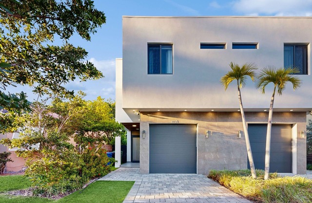 Gorgeous modern townhome near beach with pool, patio, & W/D - dog-friendly