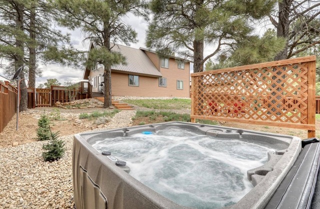 Gorgeous mountain retreat with a fenced-in yard, A/C, & hot tub! Pet friendly!