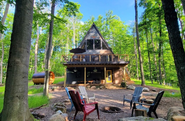 Gorgeous New A-Frame w/Sauna & Gameroom - Minutes to Pools, Golf and Skiing