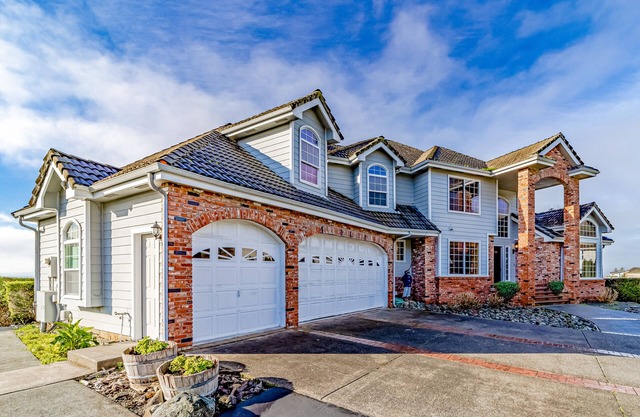 Gorgeous oceanfront estate with amazing views & hot tub - steps to quiet beach