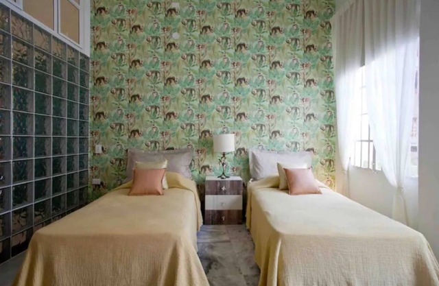 Gorgeous Republican. Apt inside old city.