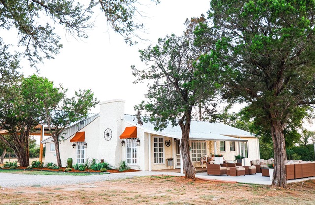 Gorgeous Ridge View Retreat.Historic Casa.Sleeps 11 .Walk to River. ADA Acc.