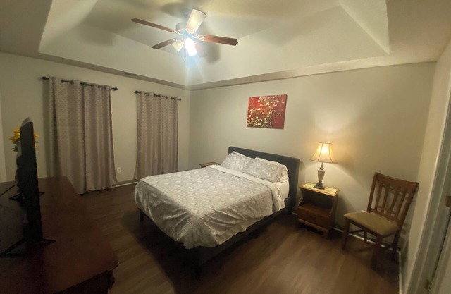 Gorgeous spacious manor house close to UNCC and uptown Charlotte