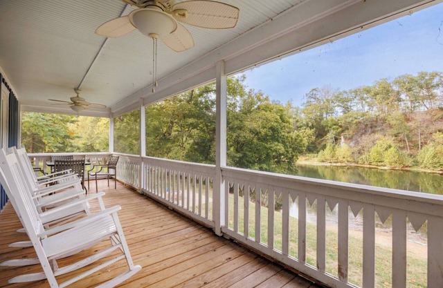 Gorgeous & Updated Riverfront home Sandy beach by River Fire Pit Hot Tub Fishing Kayaks