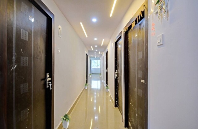 Goroomgo Vhyom Sky Palace Near Sakherbazar Metro Station Kolkata