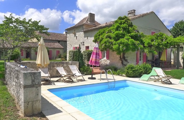 Gracious Renovated Farmhouse, Friends & Family Friendly with Pool, near village