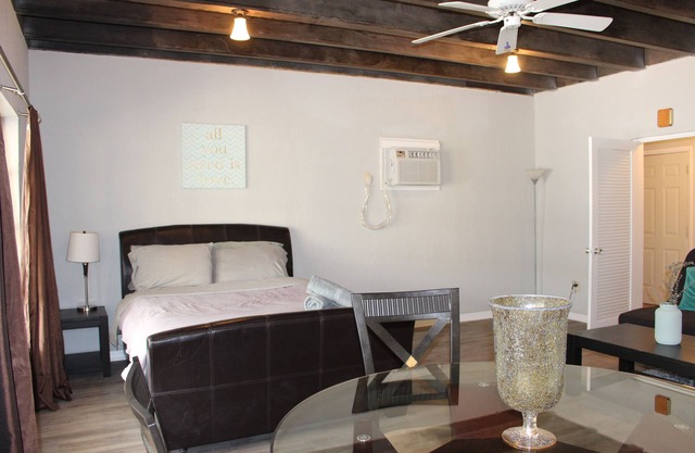 Grand Central Suite in Downtown St Petersburg! 2 min bike ride to Central Ave!