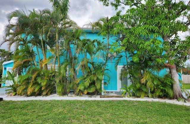 Grand Coastal Getaway! 6BR w/3 KING beds. Entire duplex. Pet friendly