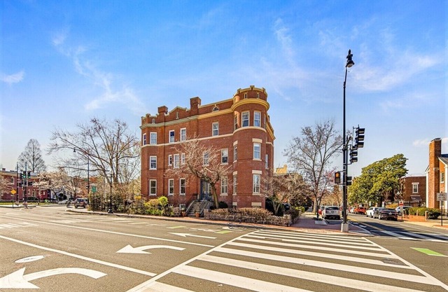 Grand Corner Home 3 blocks to Capitol Vet Owned - Parking - Overlooks Park