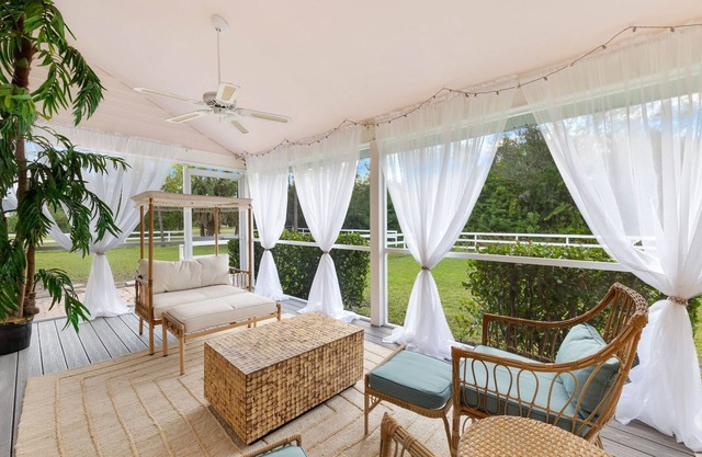 Grand Elegant Old-Florida Estate, Pool, Sleeps 18