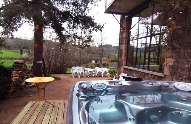 Grand Gîte de Groupe Près de Lyon Pour 18 Personnes Avec Jacuzzi