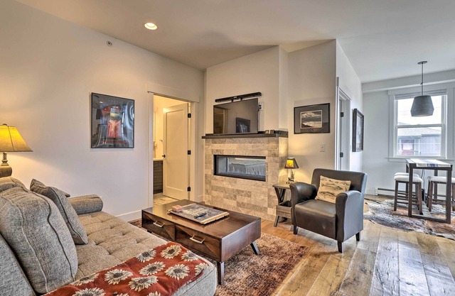 Grand Lake Condo w/Balcony & Mountain Views