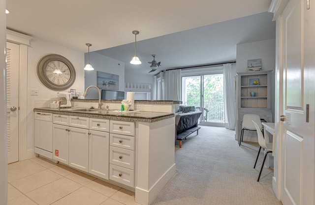 Grand Lawn Views from 3rd Floor 1-Bedroom: Two Full Baths, King Bed at Sandestin Golf and Beach Resort!