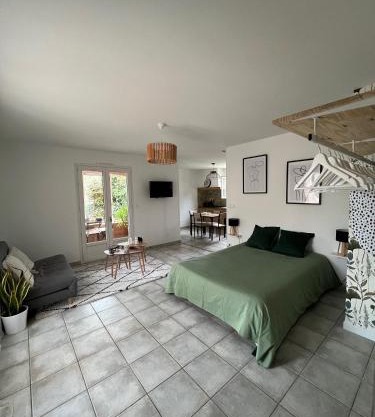 Grand studio avec véranda et parking