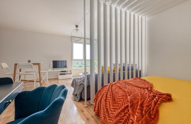 Grand studio Disney, queen size, coffee, WIFI