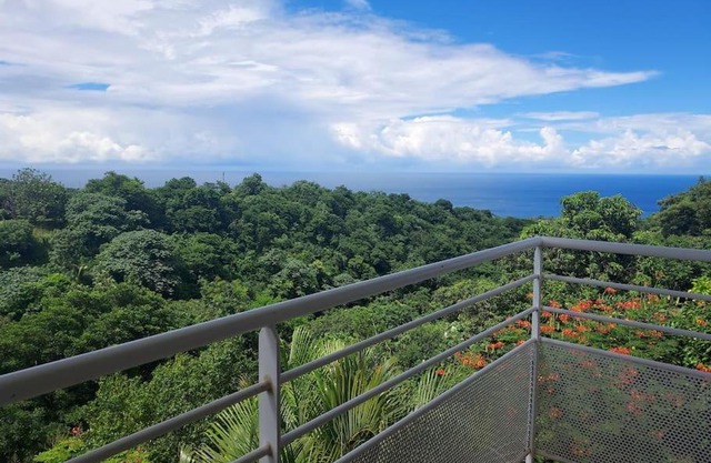 grand studio en bas de villa avec vue sur mer