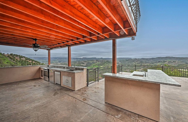 Grand Wine Country Getaway w/Stunning Views!