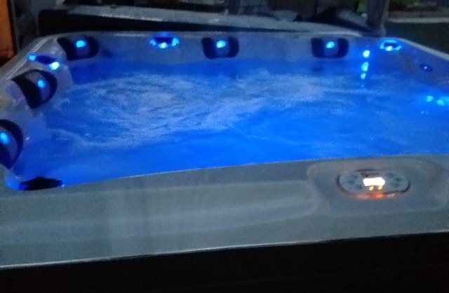 Grande Chambre de Charme Avec Bain à Remous Extérieur