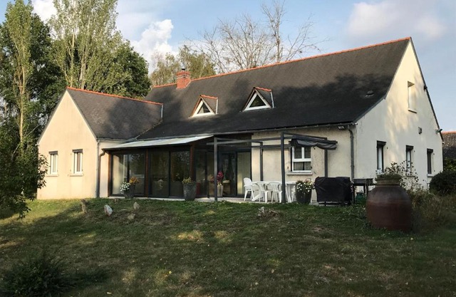 Grande Maison au Bord d'un Lac avec Spa, Jardin Clôturé et Proche du ZooParc de Beauval - FR-1-591-336