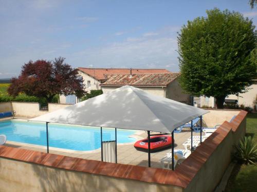 Grande Maison en Charente avec Piscine Chauffée et Animaux Acceptés - FR-1-653-272