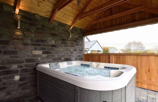 Grandeur Villa with Sauna & Jacuzzi in Durbuy