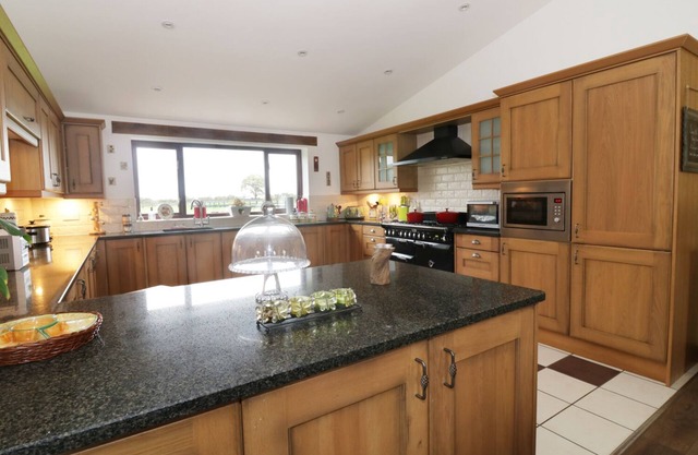 GRANGE FARMHOUSE, character holiday cottage in Hainford