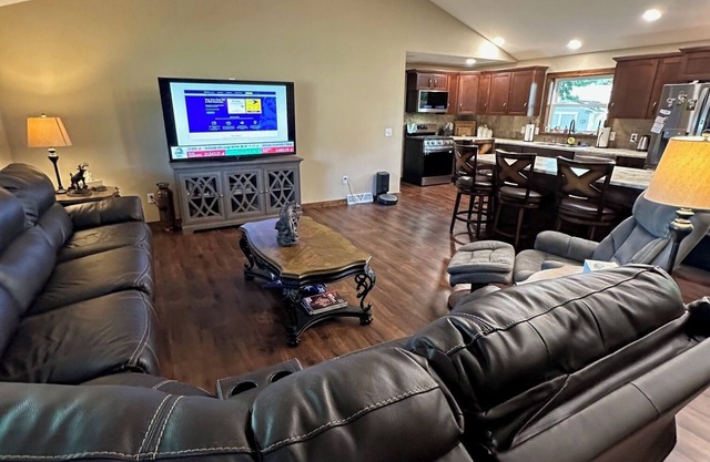 Granite Peak Getaway – 4BR, Sauna, Hot Tub, Fire Pit