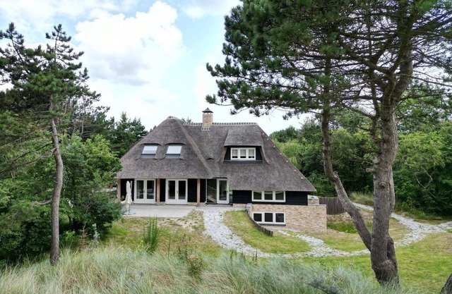 Grauwe Duun, a beautiful villa for 10 people close to the beach entrance.