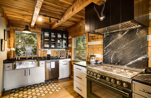Gray Pine Cabin: A sophisticated rustic retreat overlooking Center Hill Lake