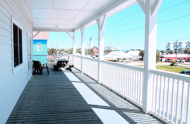 Great center-island location, walk everywhere!
