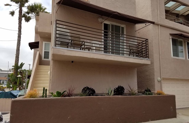Great Condo in Mission Beach only a block from the ocean and steps to the bay.
