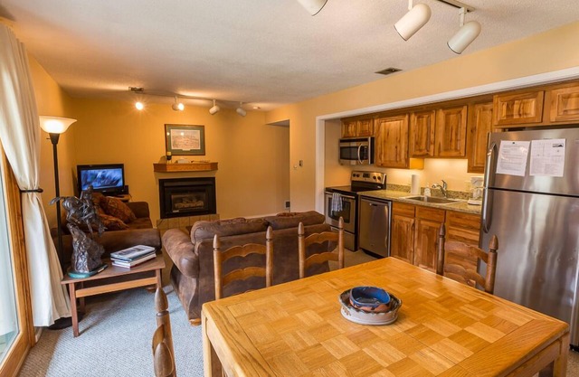 Great condo within walking distance to the slopes and the free shuttle bus!