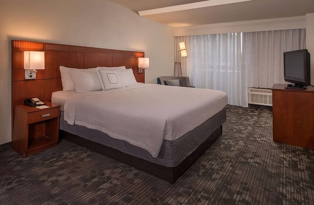 Great Deal! 2 Large Units with Onsite Starbucks! Pets Allowed & Self Parking!