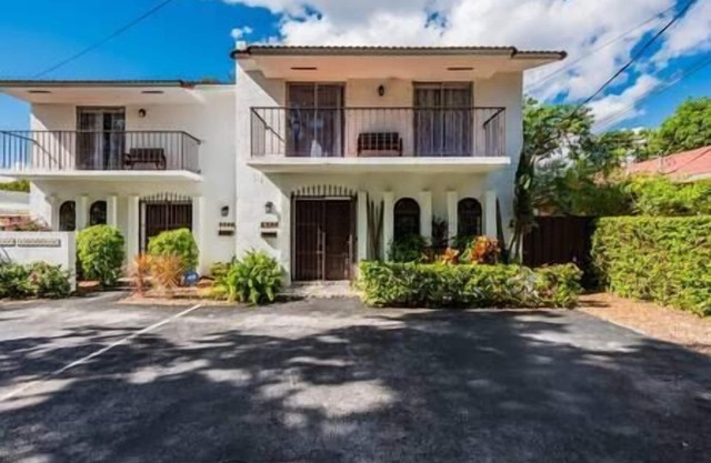 Great Duplex Grove Central: 2 Houses 2 Patios. 5mi to Beach!