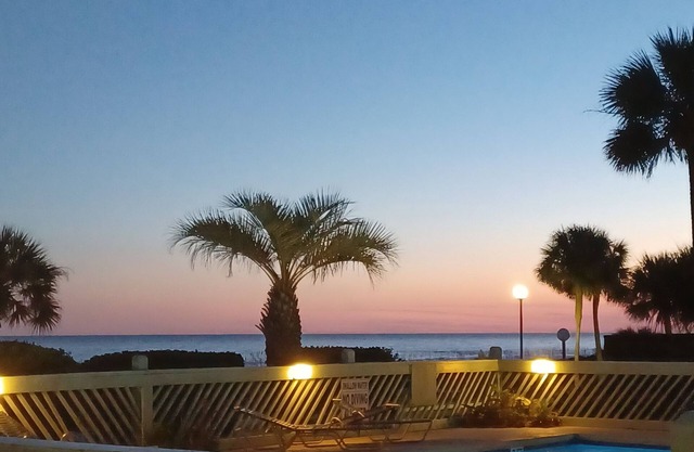 GREAT FOR COUPLES, OCEAN FRONT,SHOWER SPA, GORGEOUS BALCONY OCEAN VIEW KINGBED