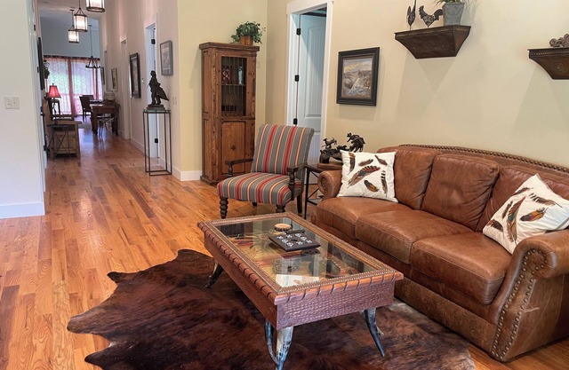 Great for Groups! 8min to Brevard, 10min to DuPont, 20min to Hendersonville