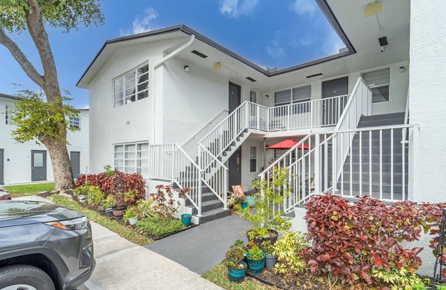 Great for Large Gatherings–Sleeps 17–PalmWaveStays