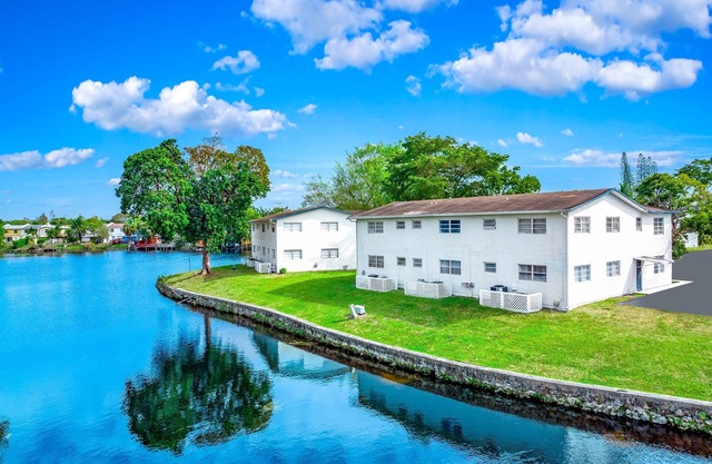 Great for Large Gatherings–Sleeps 30–PalmWaveStays