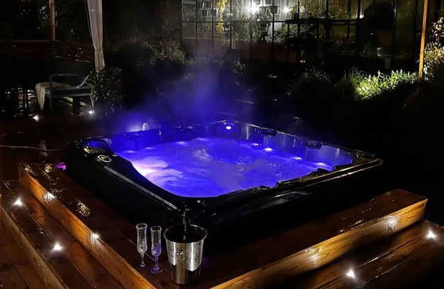 Great house with luxorious outdoor hot tub. Located in beautiful Saltsjöbaden.