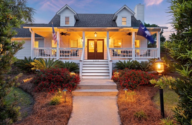 Great IOP Palm Blvd home! Pet friendly, golf carts, steps to beach!