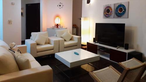 Great Location Living, Modern 2-Bed Apartment with Pool & Gym, Full Amenities, Long Stays Welcome