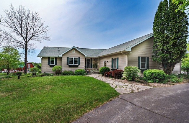 Great location! 5 BR 3 BA between Fish Creek and Ephraim, WI