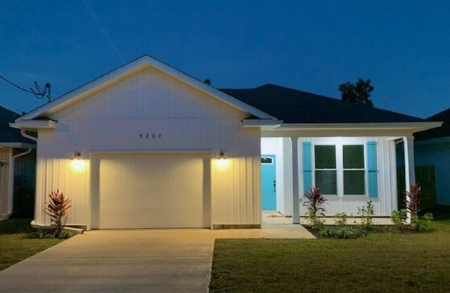 Great location! Minutes to beach and stores. Clean and Quiet. Fun pingpong table