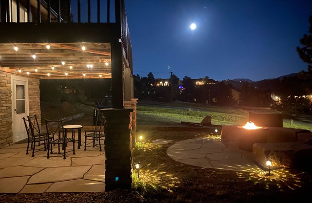 Great Location, Spectacular Mountain Views and gas firepit! #3306