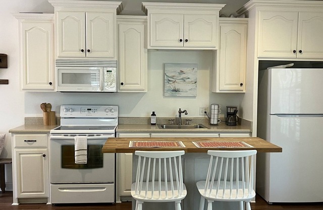 Great Location! This adorable carriage house style studio apartment is located in the center of it all in Darien. The Darien Riverfront, restaurants and shops are literally steps away.