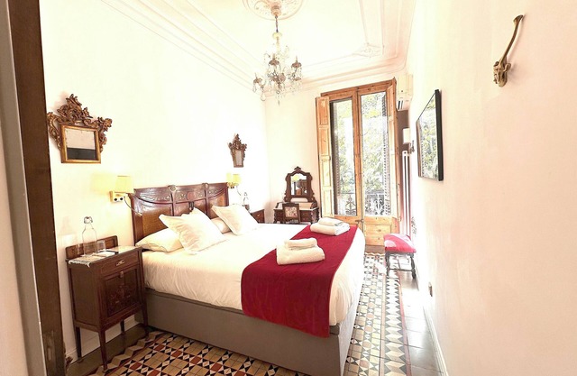 Great patio, 4 baths (3 en-suite), 19th Century, Central