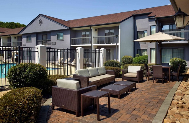 Great Relaxing Overnight Stay! 3 Convenient Units, Onsite Pool, Free Parking