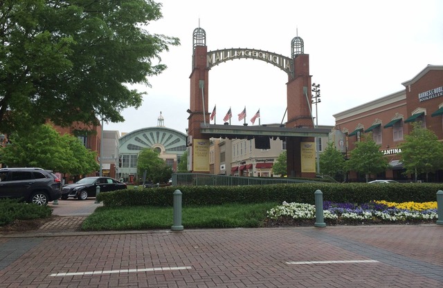 Great Relaxing Overnight Stay! 3 Great Units! Pool Access and Free Parking!